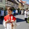 Bei strahlendem Sonnenschein zog die Fronleichnamsprozession gestern durch Wittichenau. Fortsetzung am Sonntag.