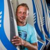 Enrico Budow ist schon braungebrannt, obwohl der Sommer noch gar nicht begonnen hat. Kein Wunder – die letzten Jahre hat der Surf- und Segeltrainer auf den Malediven verbracht.