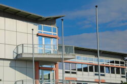 Dauer-Beflaggung vor dem Berufsschulzentrum