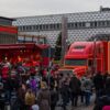 Die Coca-Cola Weihnachtstour machte zum ersten Mal Station in Hoyerswerda. Zahlreiche Besucher wollten sich das nicht entgehen lassen. Der illuminierte Truck und die Bühne waren jedenfalls dicht umlagert.