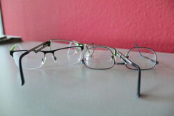Brillensammlung mit dem Lions Club