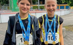 Zwei junge Leichtathletinnen im Überflieger-Modus