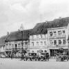 Die am 19. und 20. April 1945 zerstörte Ostseite des Marktes bestand zuletzt -von links- aus einer Wäscherei, dem Hotel Zum goldenen Anker, einer Schmiede samt Gaststube, der Adler-Drogerie von Familie Röhricht sowie dem Hotel Zum schwarzen Bär.