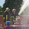 Einen imaginären Brand in den mechanischen Werkstätten des O-I-Glaswerkes in Bernsdorf bekämpften Feuerwehrleute aus Bernsdorf, Zeißholz und Straßgräbchen bei einem Übungseinsatz am Freitag.
