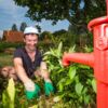 Zwar gehörte das Gärtnern bisher nicht zu den Lieblingsbeschäftigungen von Christoph Dorner. Wie man hier sehen kann, hat der Reporter aber zumindest in der Bröthener Heide einen gewissen Spaß daran gefunden.