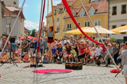 Galerie: Es schwebte eine Artistin über den Marktplatz