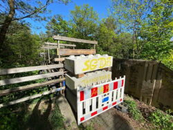 Pilz und Beton-Sperren haben Bahn-Brücke im Griff