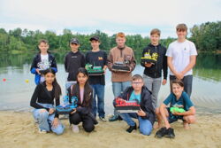 Selbst gebaute Boote zu Wasser gelassen