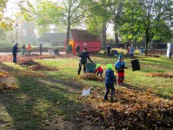 Familienpower beim Herbstputz im Zoo