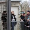 Affen sollte man keinen Zucker geben, erfuhren die Besucher des weihnachtlichen Zoorundgangs gestern von Kathrin Witzenberger, der zoologischen Leiterin -links-.