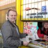 Bärbel Rosenberg betreibt den letzten aus DDR-Zeiten stammenden Kiosk im WK I. Viele Kunden kommen, um dort Zeitungen zu kaufen, wie Joachim Vogel.