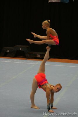 Gina Lee Nickler (unten) und Pia Schütze (oben), das Damenpaar des SC Hoyerswerda in der Age Group, lieferte beim Acro-Festival in Schwerin eine blitzsaubere Leistung ab.