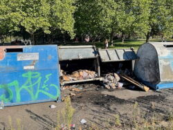 Vandalismus im Stadtzentrum – erneut Container umgeworfen