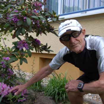 Das ist keine Dehnungsübung: Karl-Heinz Noack zeigt einen Rhododendron, den er beim Kamenzer Blütenlauf bekommen hat.