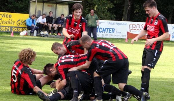 Sehr oft konnte die Truppe um Spielertrainer Stefan Koark (hinten Mitte) so jubeln wie beim 2:0 gegen Rammenau.