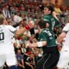 Hoyerswerdas Roy Kalweit beim Sprungwurf zwischen Dresdens Markus Mueller und Denny Mertig