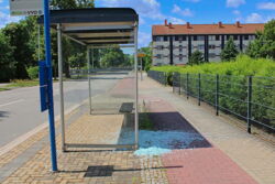 Mit roher Gewalt Schaden angerichtet