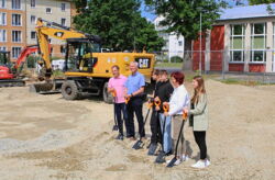 Symbolischer Startschuss zur Schulerweiterung