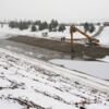 Am Kanal zwischen Spreetaler und Sabrodter See wird auch bei Schnee und Eis weitergebaut. Aktuell werden mittels Bagger Wasserbausteine geschüttet