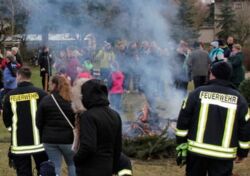 Weihnachtsreste in die Flammen geworfen