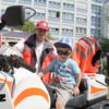 Der kleine Pharrell durfte auf dem Motorrad des Deutschen Roten Kreuzes Platz nehmen.