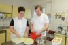 Melanie Köder und Thomas Gohlke helfen in der Suppenküche bei der Zubereitung des Mittagessens. Flinke Finger sind hier gefragt.