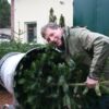 Andreas Schulze vom Pflanzenhof in Hoyerswerda verpackt in dieser Woche die letzten Weihnachtsbäume. Weil der Transport der Nordmanntannen teurer geworden ist, hat er den Preis für einen Meter von 18 auf 20 Euro erhöht. Auch künstliche Bäume sind kein Sch