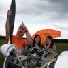 Dimo Mostowycenice, Mitglied des Aeroklubs Hoyerswerda, erklärte den Lessing-Gymnasiastinnen Janice und Melanie auf dem Flugplatz in Nardt die Funktionsweise eines Segelflugzeuges.