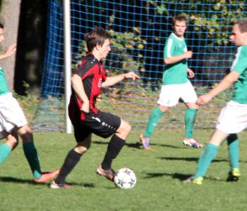 Der Bergener Spielertrainer Stefan Koark (am Ball) stand beim Derby gegen seinen alten Verein mit auf dem Platz.