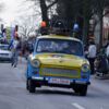 Der Bernsdorfer Zug kommt – angeführt von BKC-Umzugsminister Werner Grubert, der im blau-gelben Trabant sitz