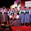 So sehen charmante Sieger aus! Die Zeißiger Volkstänzer freuten sich über ihren gelungenen Auftritt beim International Folk Sports Festival, der ihnen den Preis für Charme einbrachte. Glückwunsch!