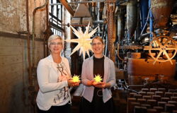 Herrnhuter Sterne erleuchten die Energiefabrik