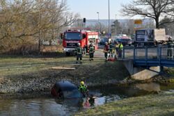 Toyota rollt in den Elsterfließ