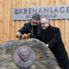 Hoyerswerdas Oberbürgermeister Stefan Skora -re.- und Karsten Bormann, Vorsitzender des Vereins der Zoofreunde, enthüllten Relief und Gedenkstein zur Erinnerung an Zoo-Gönnerin Else Schulz.