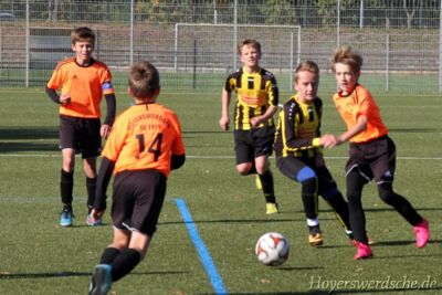 Die Gastgeber (in orange-schwarz) behielten gegen Holtendorf mit 3:2 die Oberhand.