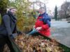 Zum Herbstputz lud Sonnabend der Verein der Zoofreunde Hoyerswerda ein. Drei Gruppen gingen ans Werk. Beim Laub-Harken waren Marie Bormann -links- und Barbara Tannert dabei.