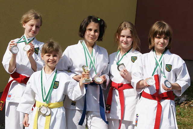 Medaillengeschmückt und freudestrahlend kehrten die Karate-Mädchen des Hoyerswerdaer Karate.-Do-Vereins vom Zwönitztal-Pokal zurück