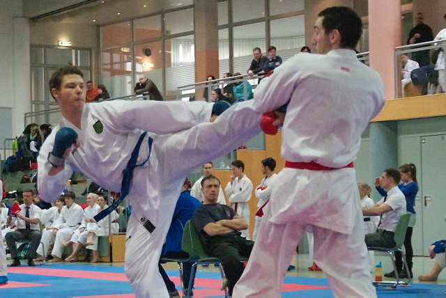 Steven Barth (links) mit einer gelungenen Aktion. Der Kämpfer des gastgebenden Karate-Do holte am Sonntag eine Gold- und eine Silbermedaille. Foto: Georg Vesper