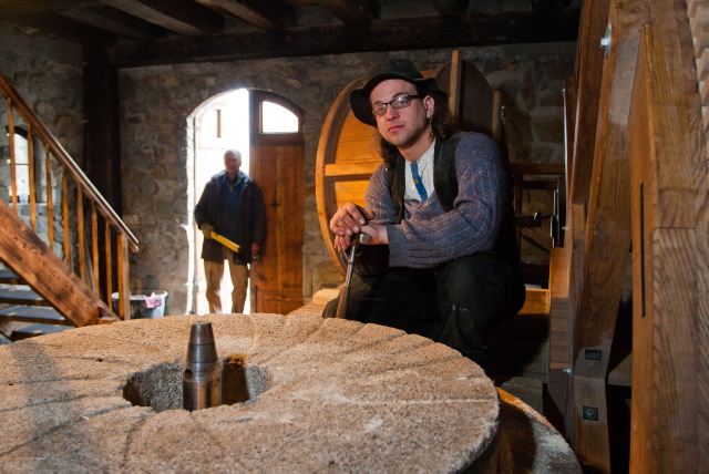 Michel Bormann ist Wandergeselle und fremder Rolandsbruder, eine Zunft reisender Bauhandwerker. Hier ist er an seinem letzten Arbeitstag in der Krabatmühle Schwarzkollm zu sehen. Michael Bormann war maßgeblich am Einbau der Mühlentechnik beteiligt.