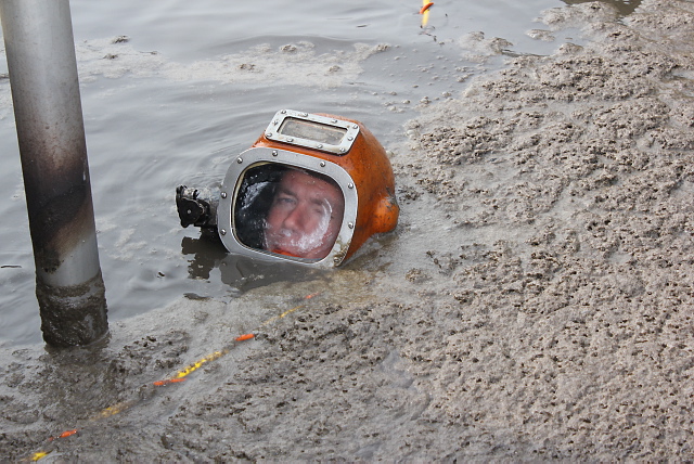 Industrietaucher Sascha Gothe war gestern mehrere Stunden unter Wasser.