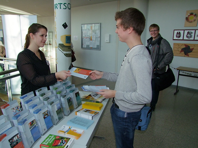 Am Messestand der Technischen Universität (TU) Chemnitz gab es gestern für die Schüler Flyer der dort angebotenen Studiengänge.