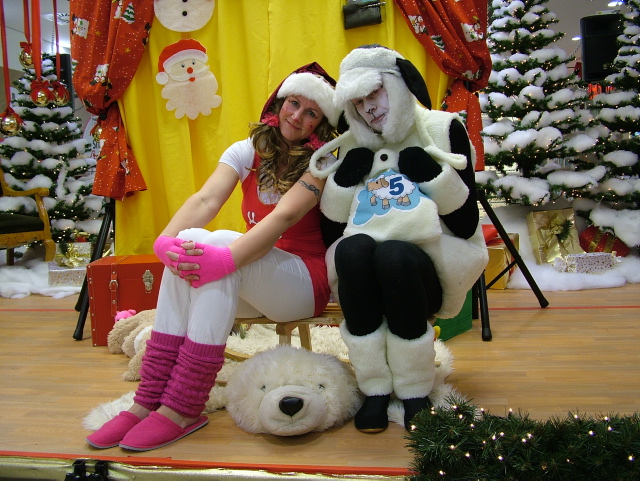 Pippi Pauline (Carola Pohlan) und Weihnachtsschaf Augustus (Rainer Könen) traten mit dem Stück „Das Weihnachtsschaf Augustus“ zu Anfang des Monats im Lausitz-Center Hoyerswerda auf.