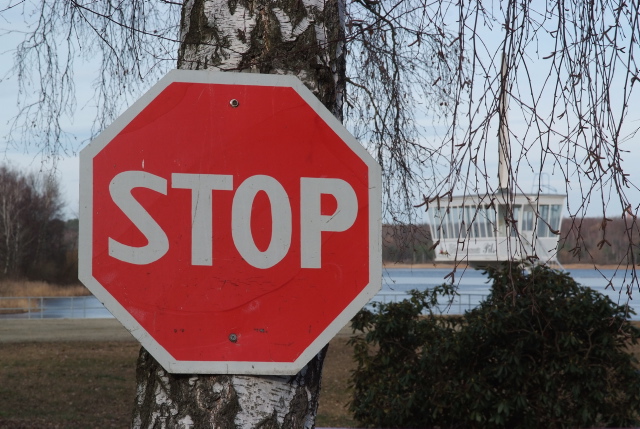 b Donnerstag gilt am Knappensee dieses Stop-Schild im übertragenen Sinne für jedermann, der nicht beruflich im Sperrbereich zu tun hat oder eine Ausnahmegenehmigung besitzt.