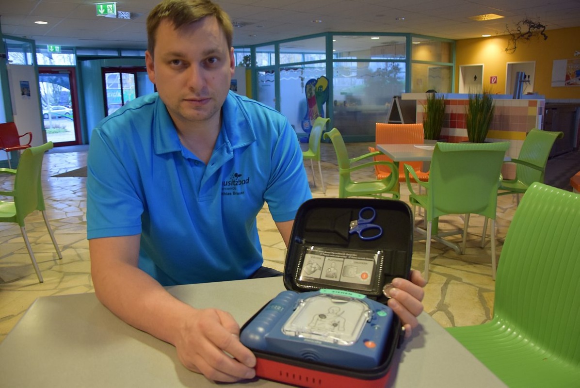 Matthias Brauer vom Lausitzbad mit dem Defibrillator. Foto: Katrin Demczenko