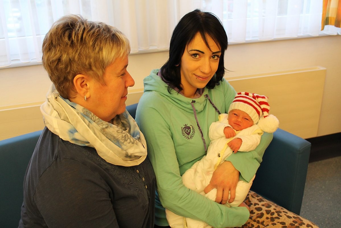 Die Pflegebereichsleiterin der Geburtshilfe, Sabine Waschulewski (l.), gratuliert Severine Kachlock zur Geburt ihrer Tochter Amber Charleen.  Foto: Seenlandklinikum