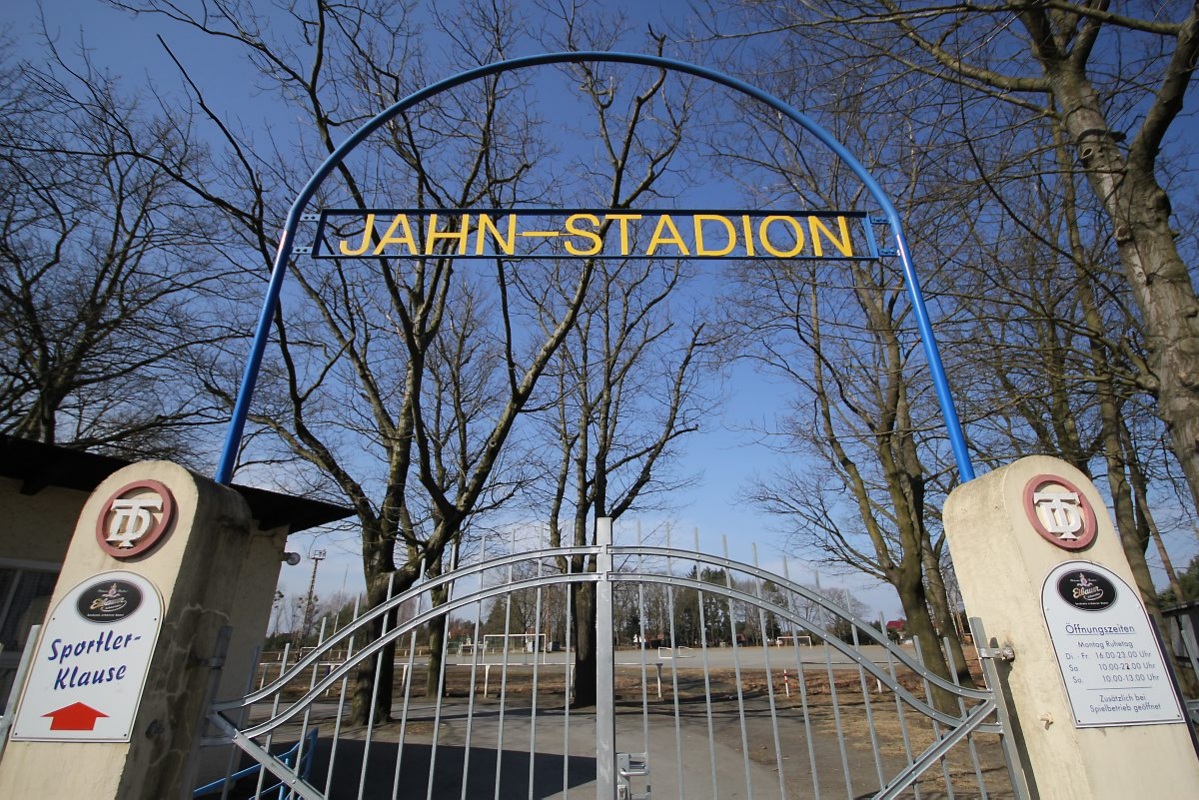 Der Eingang zum Bernsdorfer Jahn-Stadion. Foto: Ralf Grunert