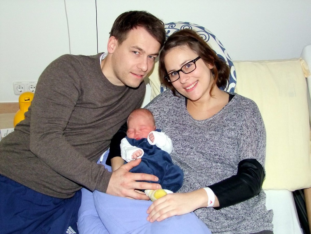 Jenny Ludwig und Robert Ohnholz aus Neustadt/Spree  mit ihrem Sohn Milan. Er kam Silvester zur Welt. Foto: Rainer Könen
