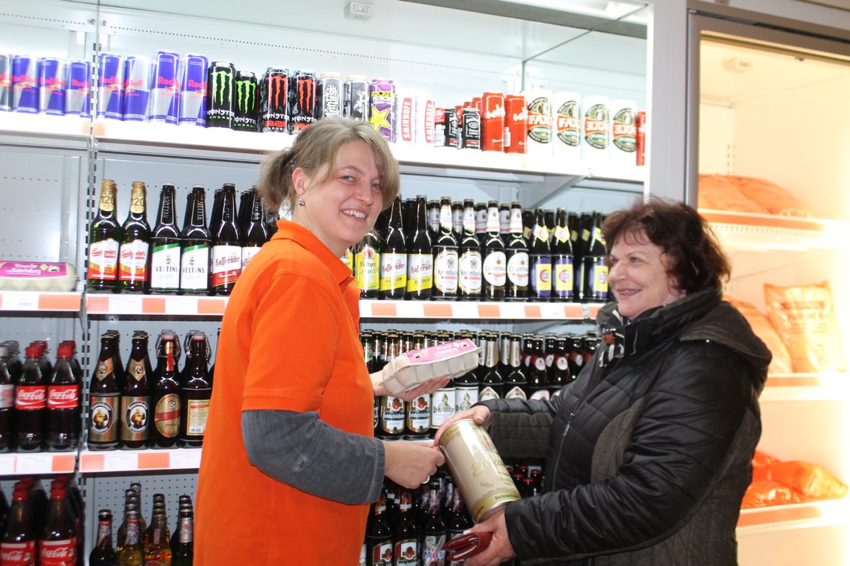 An dem orangefarbenen T-Shirt, das Susi Pilopp-Nickolai bei ihrer Arbeit trägt, ist sie sofort als Tankstellen-Mitarbeiterin erkennbar. Foto: Silke Richter