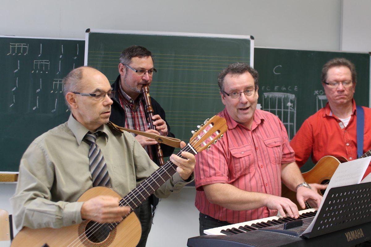Schulleiter mit Gitarre