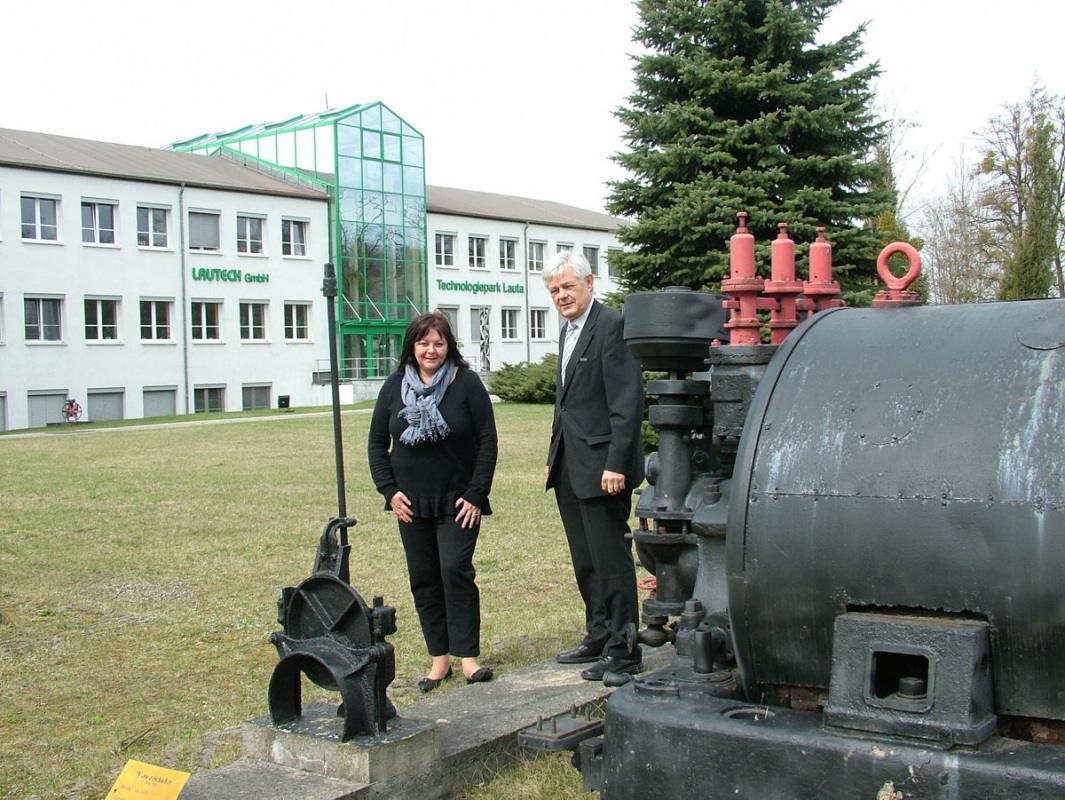 Im Bild zu sehen sind Kathrin Schlesinger und Prof. Peter Biegel. Foto: Uwe Jordan